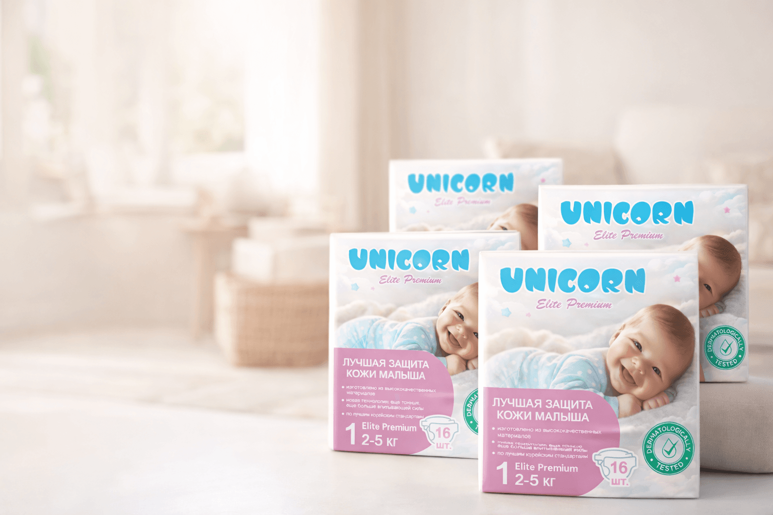 Малыш в подгузнике UNICORN, родитель показывает правильную посадку